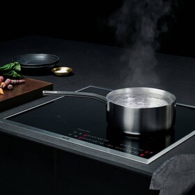 Kjeler og panner på en AEG induksjonstopp