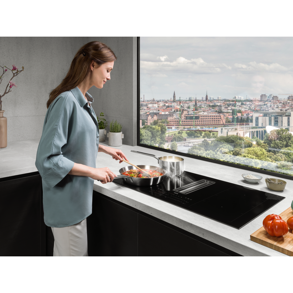 AEG - Induksjonstopp med integrert ventilator - CCE84779CB