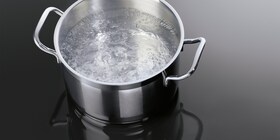 Et kokekar med kokende vann på en AEG-induksjonskoketopp