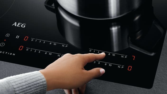 En finger beveger touchdisplayet på platoppen