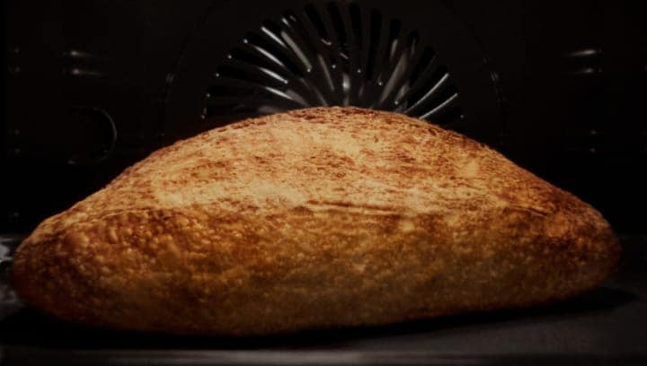 Et brød som bakes i ovnen med damp.