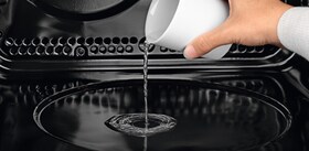 Hell vann inn i Multifunction SteamBake-stekeovnen med dampfunksjon