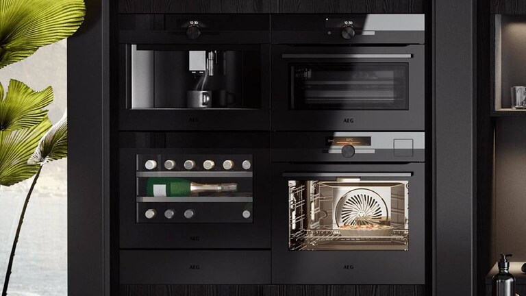 Vinkjøler og kaffemaskin fra AEG i matt black