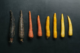 Et utvalg av gulrøtter i forskjellig farge