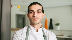 Jozef Youssef som står i sitt restaurantkjøkken