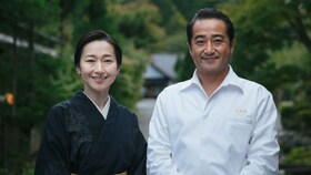 Satchiko og Hisato Nakahigashi står lykkelige ved siden av hverandre