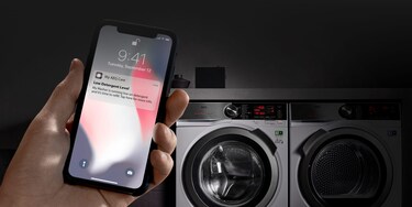 Person titter på My AEG Care App I sin telefon