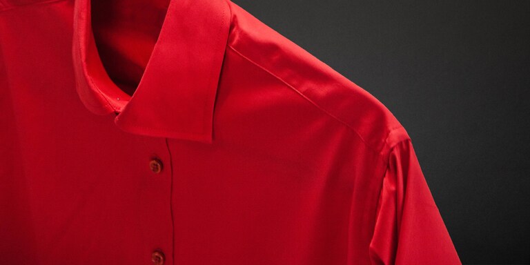 En frisk rød skjorte