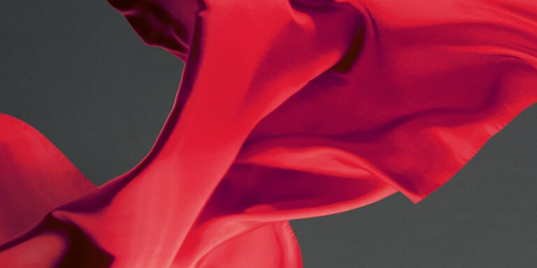 Rød silke på en kullfarget bakgrunn