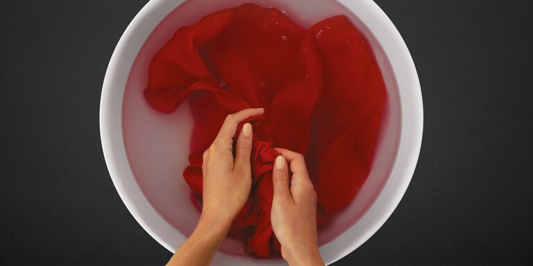 Håndvask av et rødt plagg