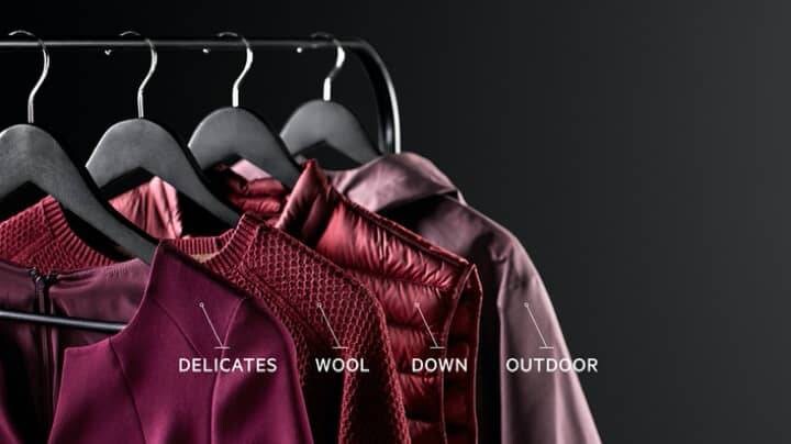 lilla klær som henger på en kleshenger