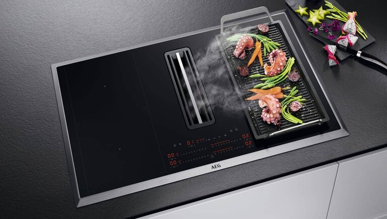 Matlaging på en platetopp fra AEG.