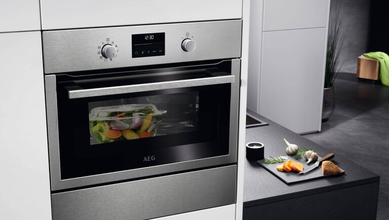 En ovn fra AEG på et kjøkken.