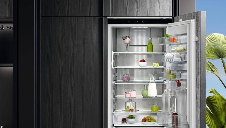 Et AEG-kjøleskap fylt med mat