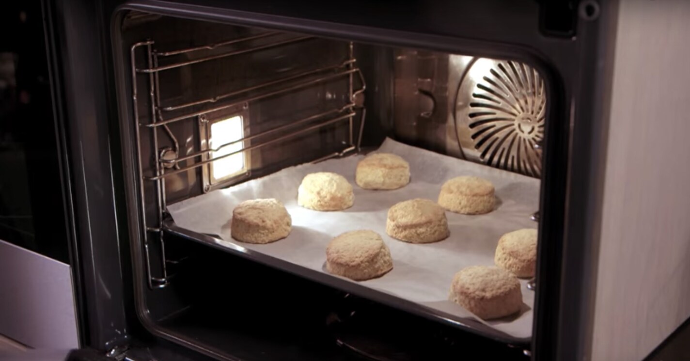 Nystekte scones i en ovn med damp