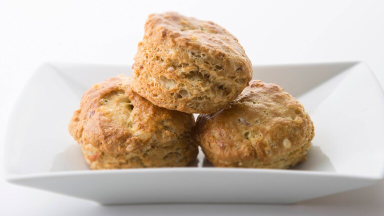 Scones med ost og bacon