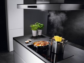 Tilberedelse av mat på platetopp fra AEG
