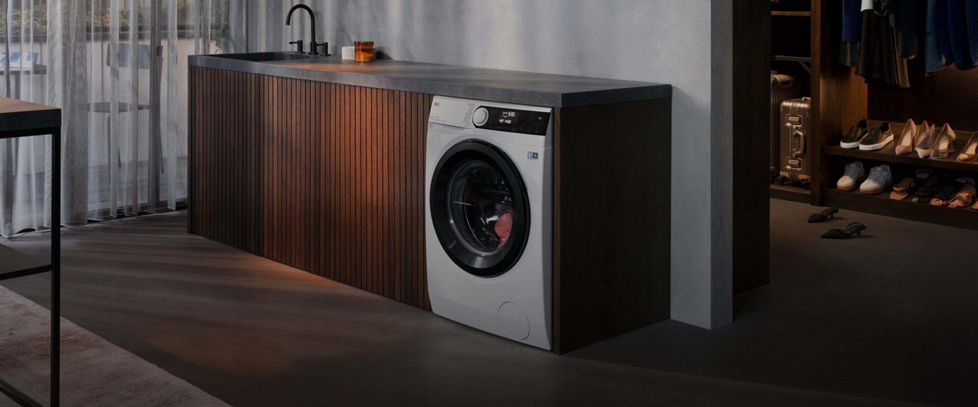 En vaskemaskin i et vaskerom