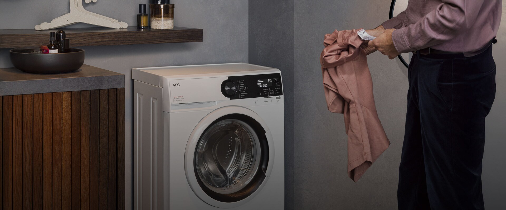 En kompakt vaskemaskin står i et vaskerom.