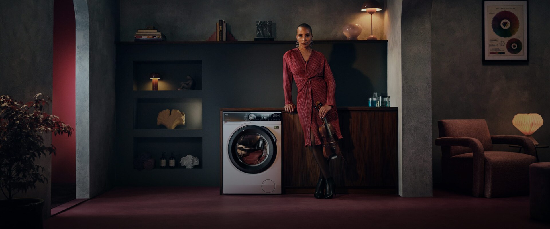 En kvinne står foran en vaskemaskin